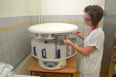 Patologie Nemocnice Valašské Meziříčí má k dispozici nový odvodňovací automat