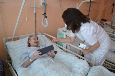 Pacienti oddělení následné péče Nemocnice Valašské Meziříčí komunikují se svými blízkými přes Skype